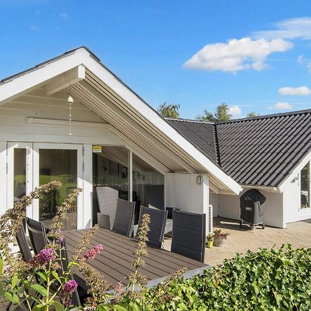 8 Person Holiday Home In Hejls 外观 照片