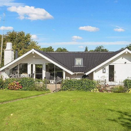 8 Person Holiday Home In Hejls 外观 照片