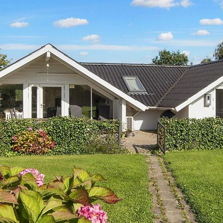 8 Person Holiday Home In Hejls 外观 照片