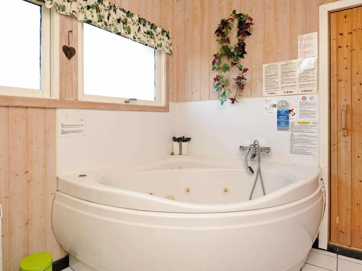 8 Person Holiday Home In Hejls 客房 照片